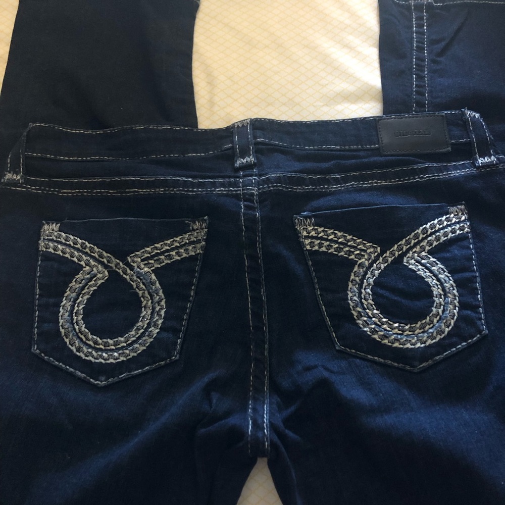 Women's Dark Blue Jeans with Embroidered Pockets